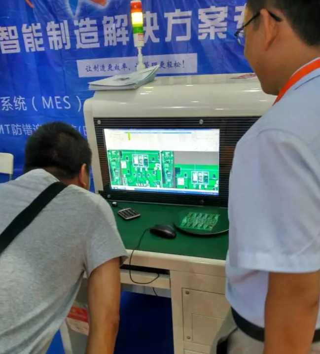 效率科技參加EeIE2017現場照片：客戶測試smt首件檢測儀E60產品