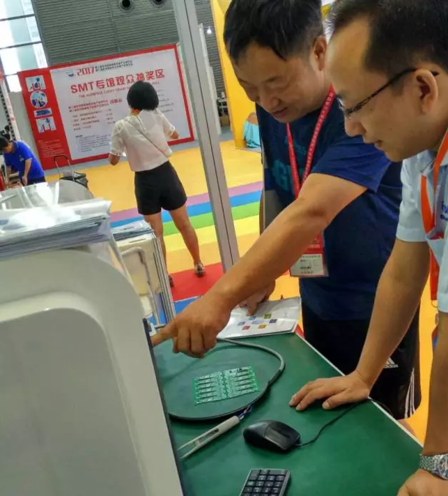 效率科技參加EeIE2017現場照片:向客戶介紹首件檢測儀E680